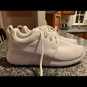 White Nike Roche Size 7.5